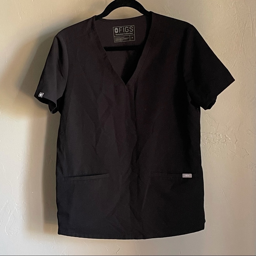 Figs | black three-Pocket Scrub Top